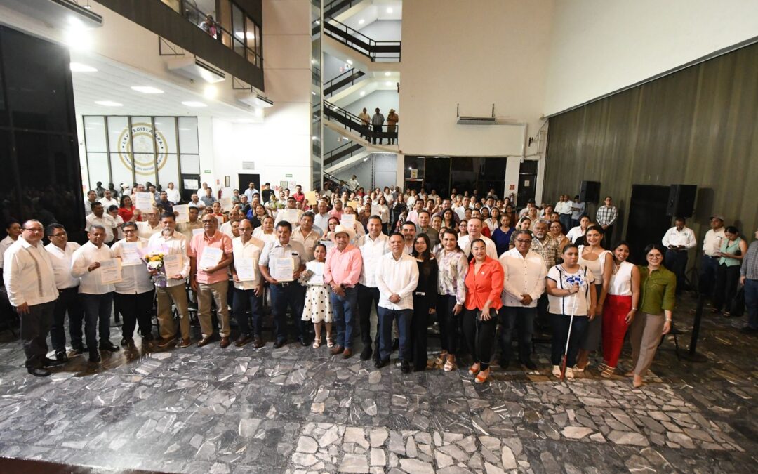 Entrega Congreso del Estado estímulos de antigüedad a trabajadores de base y de confianza