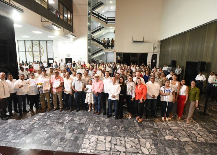 Entrega Congreso del Estado estímulos de antigüedad a trabajadores de base y de confianza