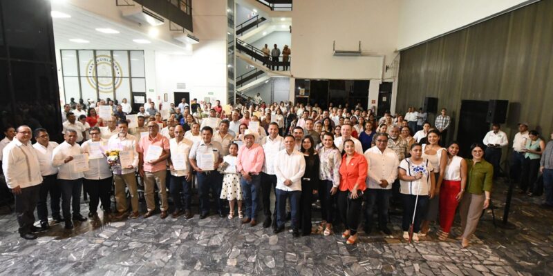 Entrega Congreso del Estado estímulos de antigüedad a trabajadores de base y de confianza