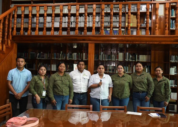 Recibe la legisladora Liliana Coutiño a jóvenes estudiantes de la Universidad Intercultural