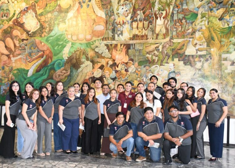 Recibe el presidente de la JUCOPO a estudiantes de la Universidad Vizcaya de las Américas