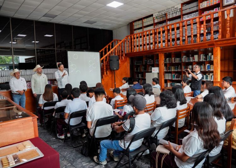 Estudiantes del Ejido Guayal del municipio de Tacotalpa acuden al Congreso