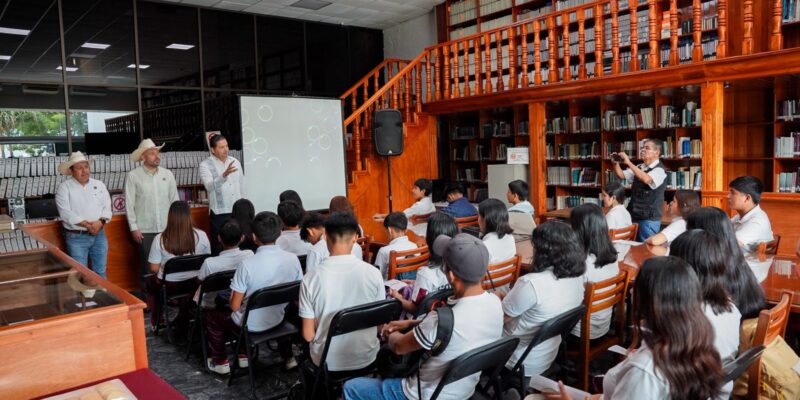 Estudiantes del Ejido Guayal del municipio de Tacotalpa acuden al Congreso