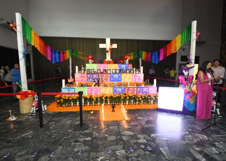 Con la instalación del tradicional Altar del Día de Muertos, la LXV Legislatura recuerda a los Fieles Difuntos