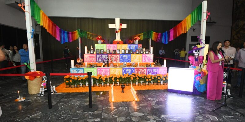Con la instalación del tradicional Altar del Día de Muertos, la LXV Legislatura recuerda a los Fieles Difuntos
