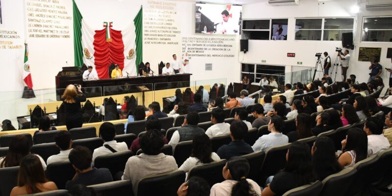 Estudiantes de la UJAT y del Tecnológico de Centla acuden a presenciar una sesión ordinaria