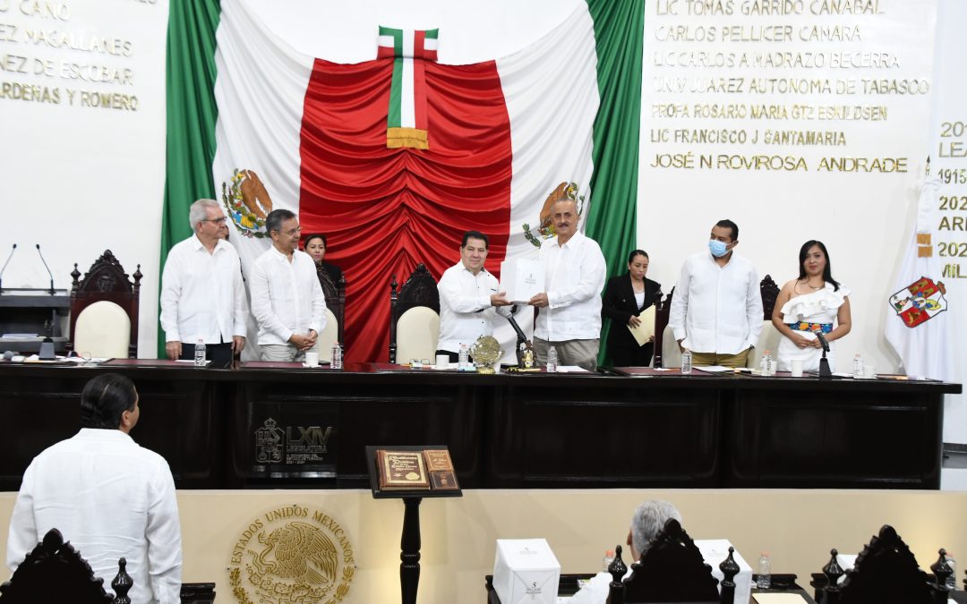 Recibe Congreso de Tabasco 5º Informe de Gobierno de manos del Titular del Poder Ejecutivo del Estado